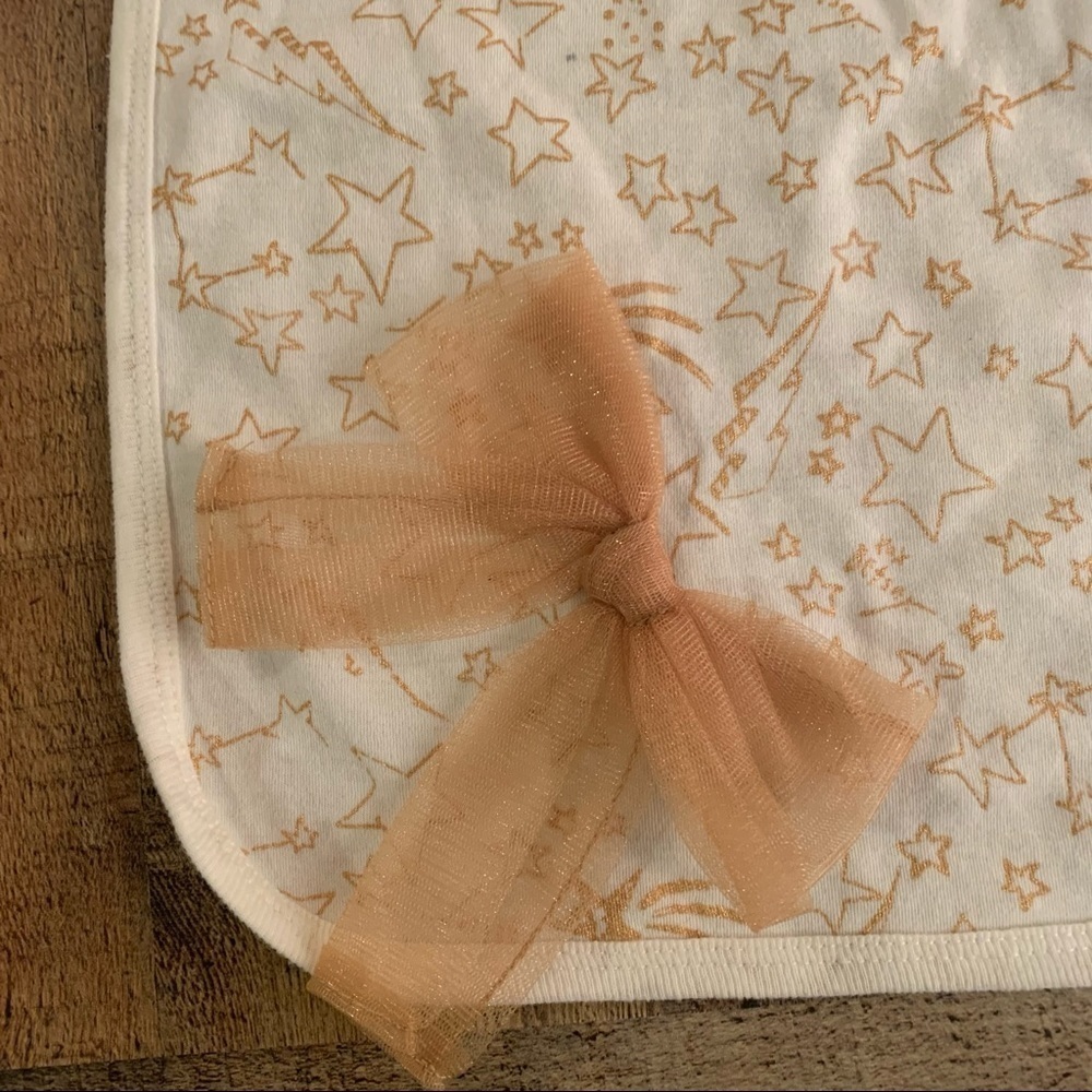 Betsey Johnson baby girls white and gold lightweight blanket with bow - Picture 3 of 11
